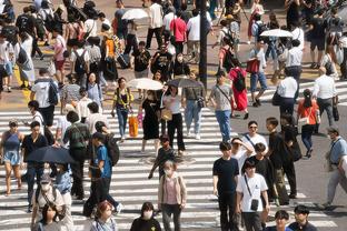 库里上半场12中5得到17分3板5助 首节6中1&次节6中4